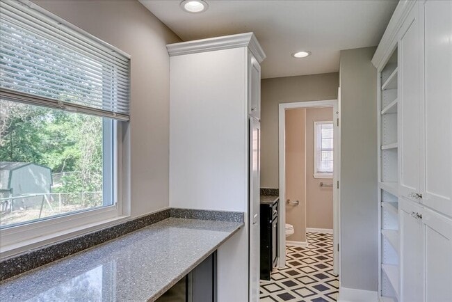 Building Photo - 2214 Breckenbridge Ave