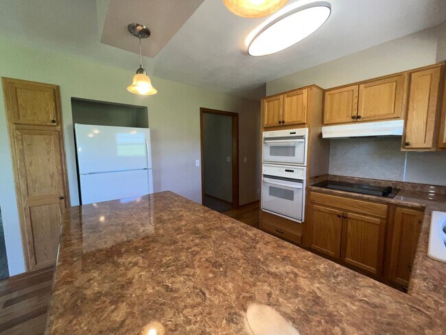 Building Photo - Spacious 3-bed, 2-bath Single Family Home!