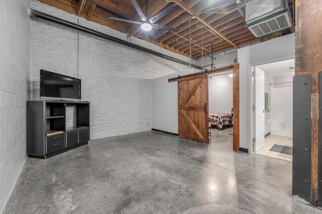 Building Photo - 585 S Upper St