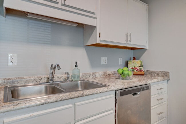 Building Photo - 617 Varsity Dr