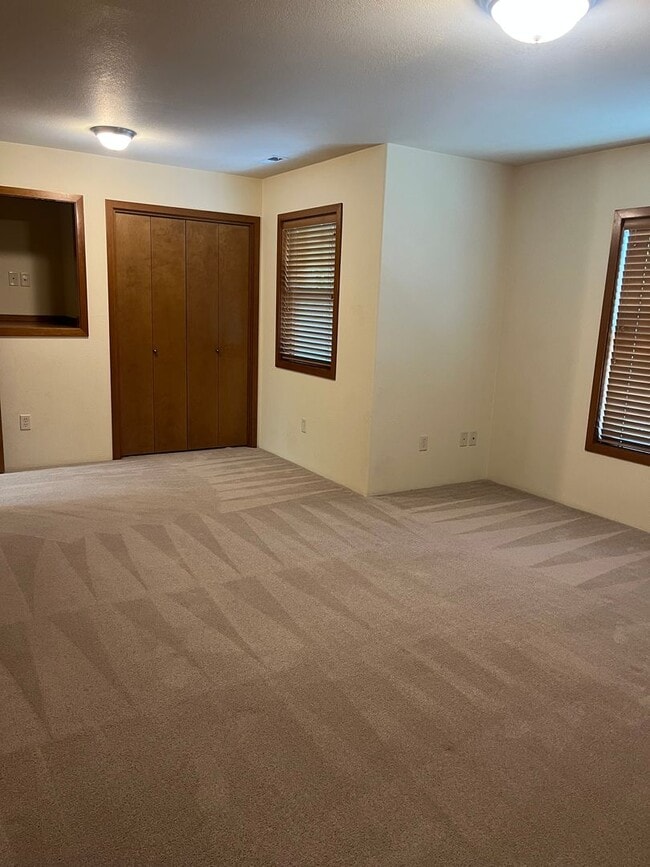 Building Photo - 3 Bedroom 2.5 Bath Townhouse