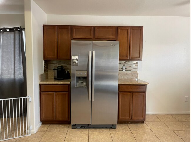 Building Photo - Large 4 Bedroom 2 bath Home in Chocolate Drop Neighborhood