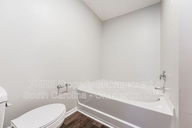 Building Photo - 7840 Park Gate Dr