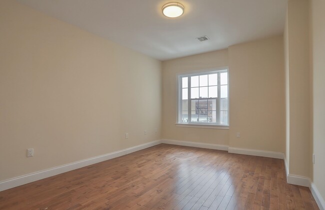 Building Photo - 4401 BERGENLINE Ave