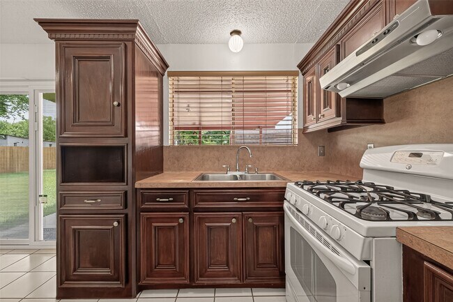 Building Photo - 5206 Olana Dr