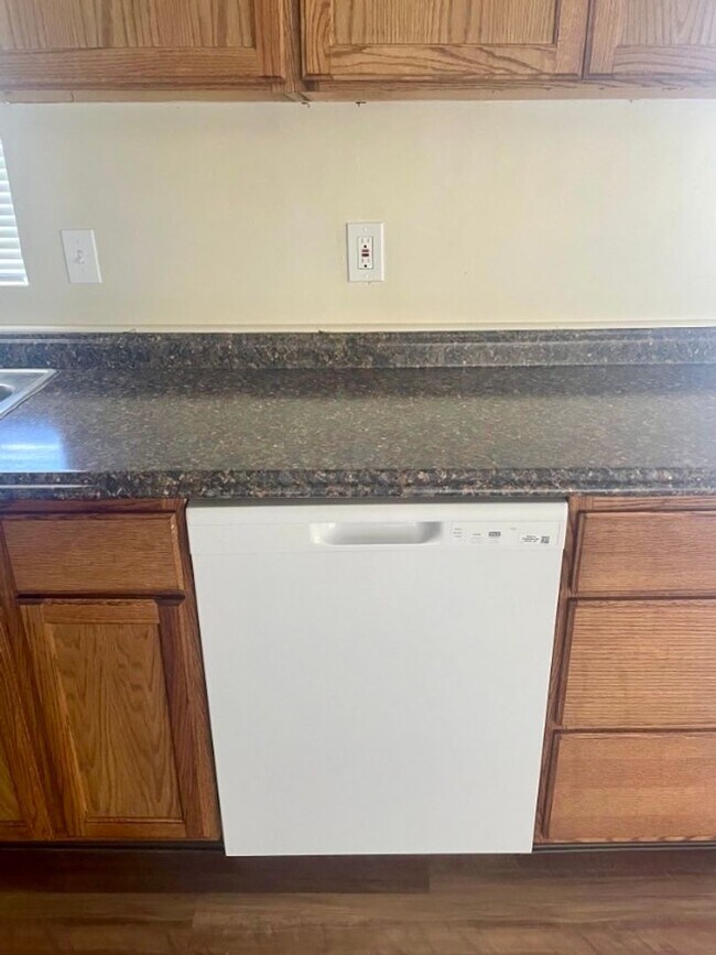 Building Photo - LARGE DOWNSTAIRS CORNER UNIT 2 BED 1 BATH ...