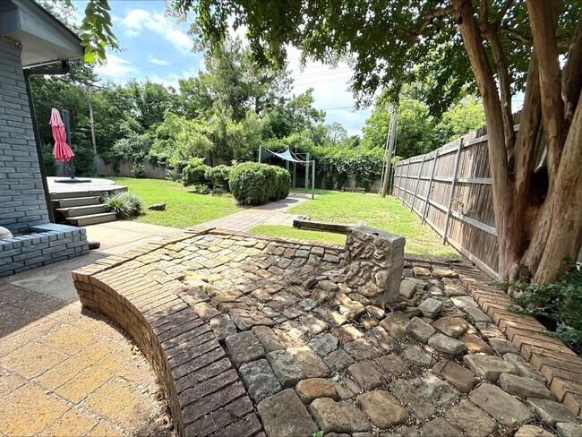 Building Photo - 1004 Brookside Dr