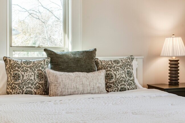 Building Photo - 7223 University Ave