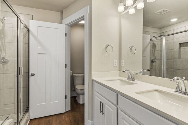 Building Photo - Craftsman 3BD Townhome Near Downtown Greenville | Garage + Granite Kitchen