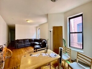 Building Photo - 215 W 106th St