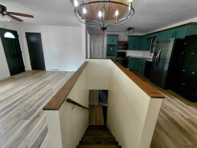 Building Photo - Home close To FLW