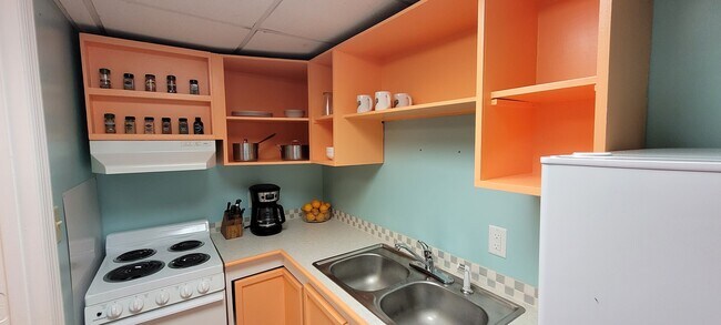 Full kitchen - 365 Ponderosa Dr