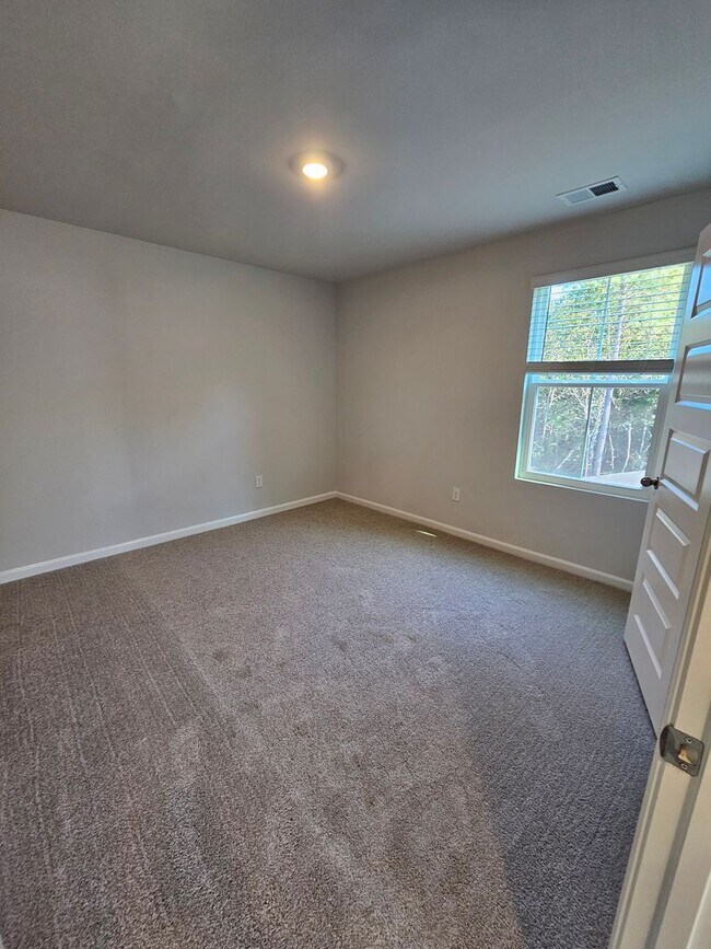 Building Photo - 5 Bedroom/ 2.5 Bath in Waterfall Village