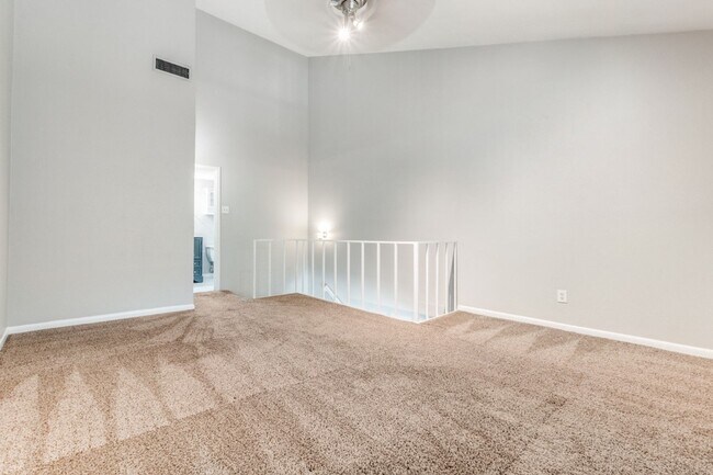 Building Photo - Modern One Bedroom Apartment in North Oak Lawn!