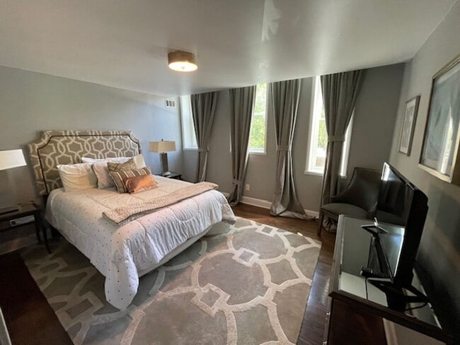 Building Photo - Stunning Furnished 3 Bedroom 3 Bath Condominium ON Piedmont Park!