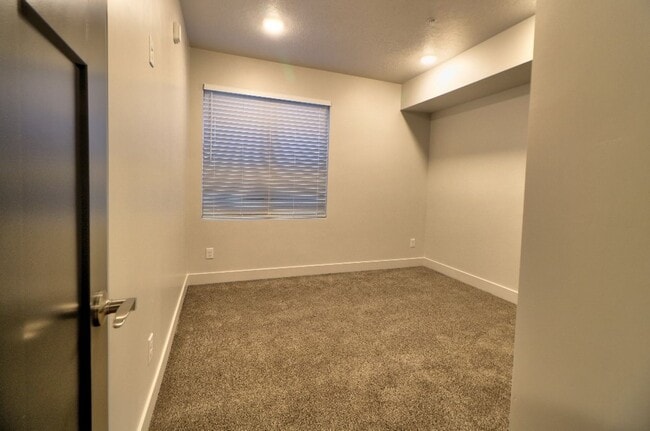 Building Photo - 2 Bedroom 1 Bathroom Apartment
