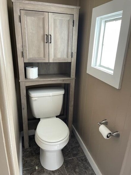 Building Photo - 2040 Roos Ave SW