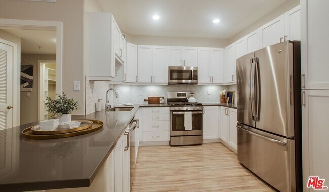 Primary Photo - 6220 W 3rd St