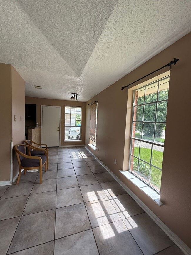 Building Photo - Parkway North Condo