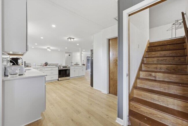 Building Photo - Stunning 4-Bedroom Waterfront Retreat with Modern Upgrades & Lake Living.