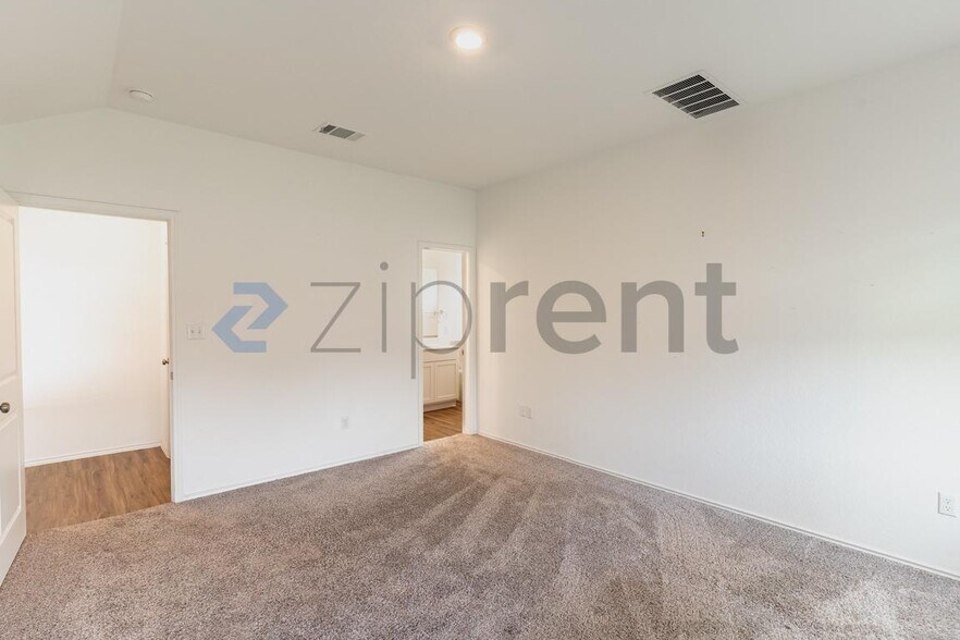 Building Photo - 206 Silver Glen Dr