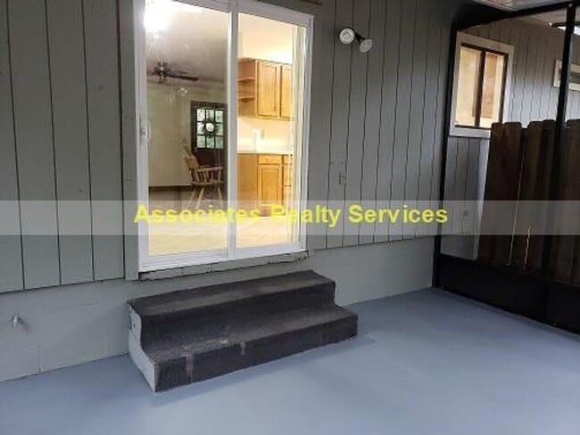 Building Photo - Sublease This Newly Renovated 2 bedroom wi...