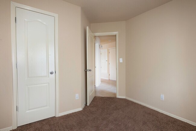 Building Photo - RECENTLY RENOVATED EASTSIDE HOME