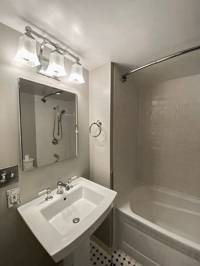 Building Photo - Charming 3 Bedroom, 2 Bath Home in Welcoming Warwick Village