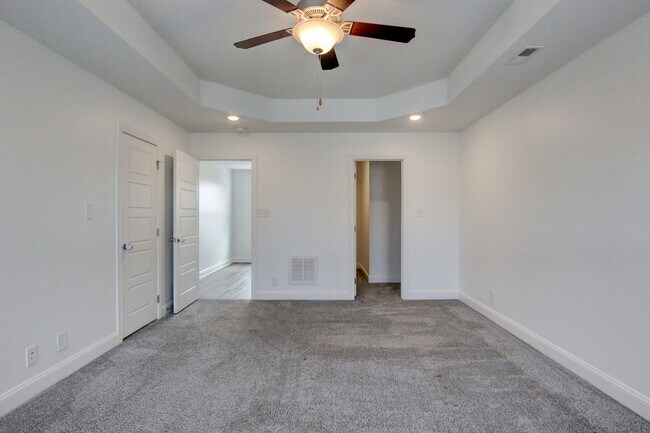 Building Photo - 702 Ellie Nat Dr