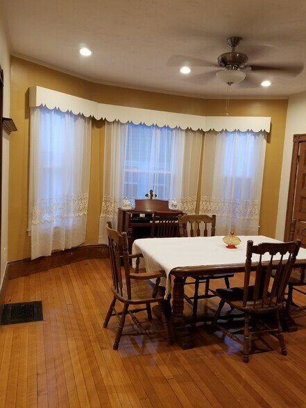 Building Photo - 35 Algonquin St