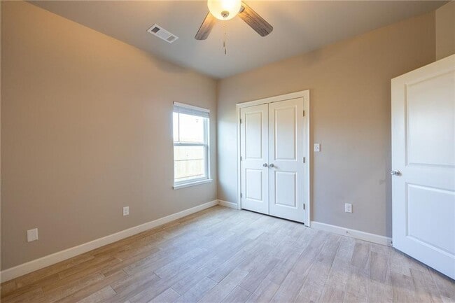 Building Photo - 815 Vly Oaks Ln