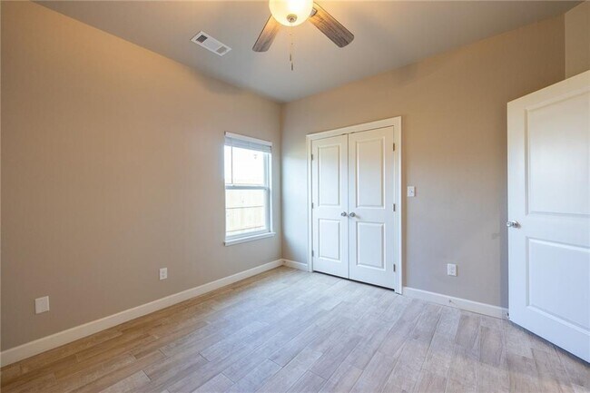 Building Photo - 900 Vly Oaks Ln