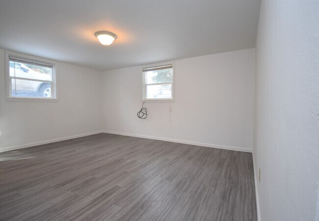 Building Photo - Great location, two blocks south of downto...