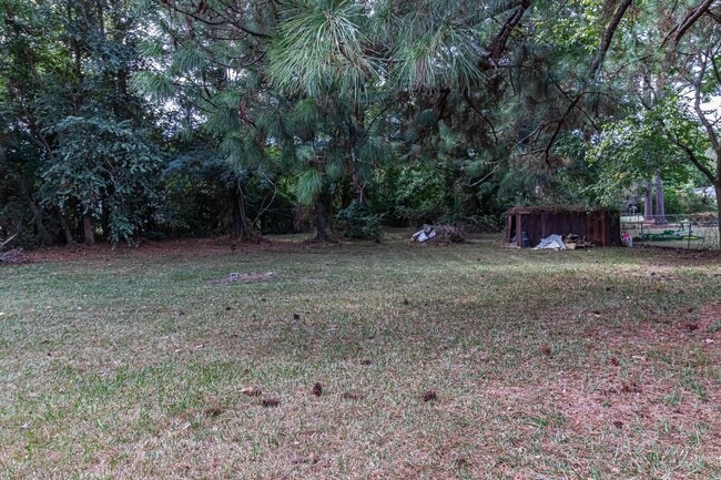 Building Photo - SPACIOUS Brick Home ~ Great location close...