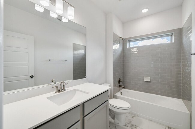 Building Photo - 3100 Greenbriar Dr