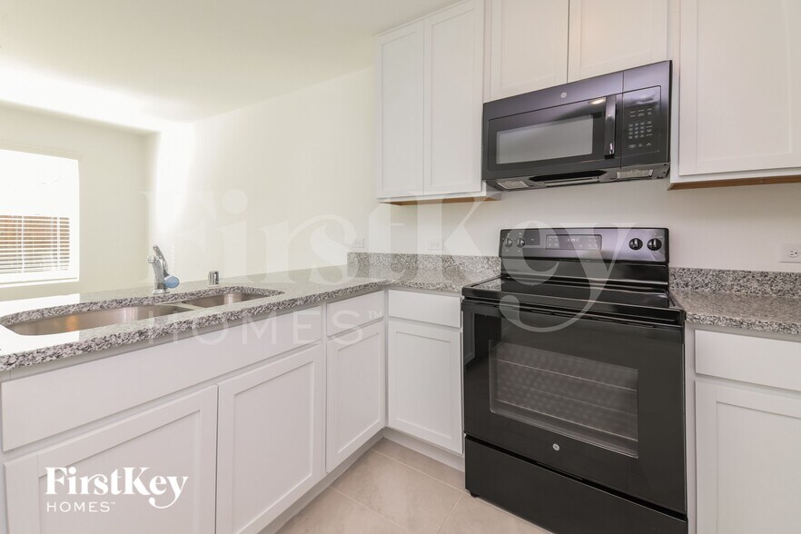 Building Photo - 235 Plumcove Dr