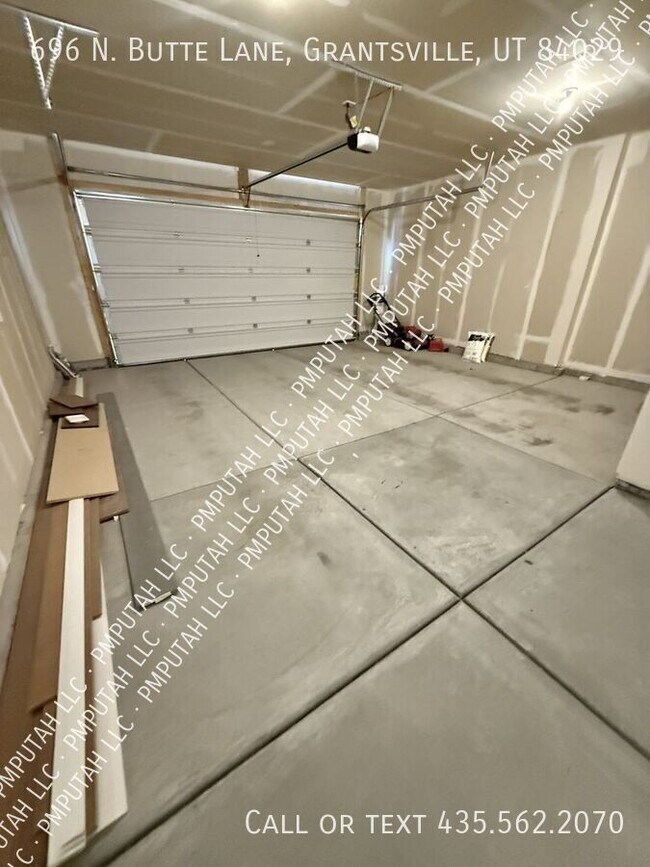 Building Photo - 696 Butte Ln