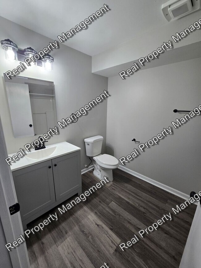 Building Photo - Updated Four Bedroom