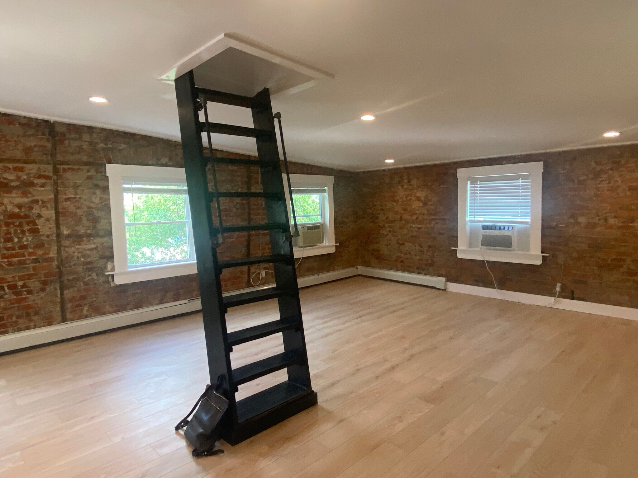 Building Photo - 427 Klotter Ave