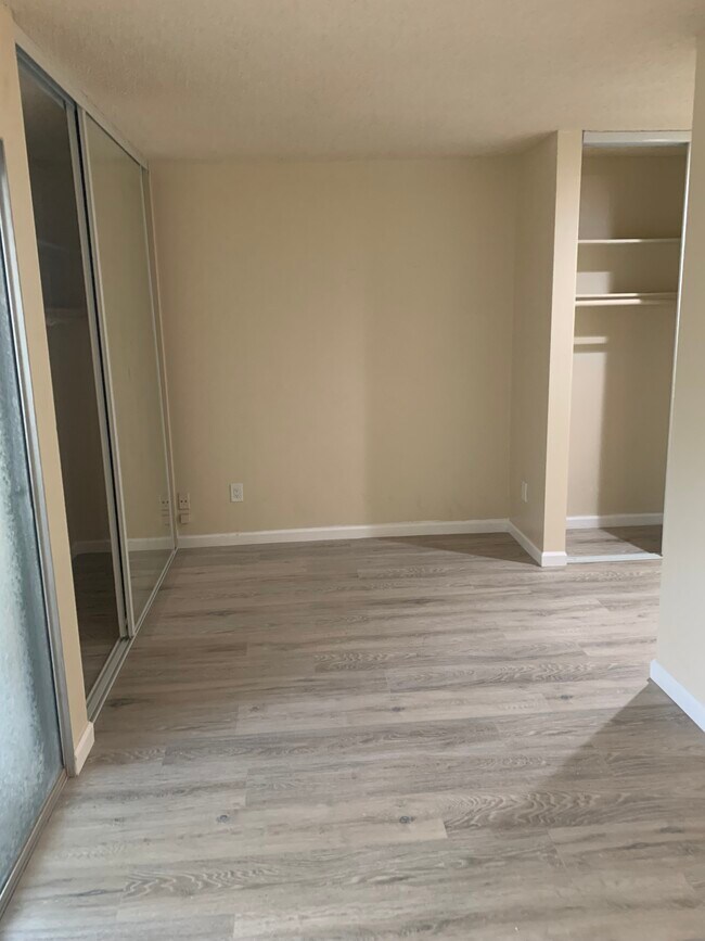 Building Photo - 1625 Hotel Cir S