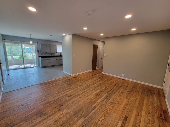 Building Photo - 3 bed, 1 bath, Close to South Bend Airport