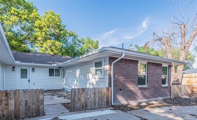 Building Photo - 6003 De Moss Dr