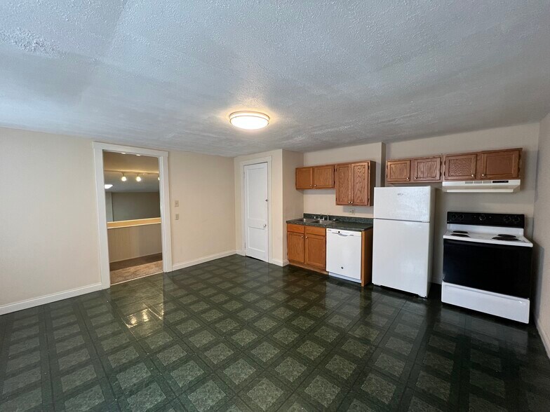 Kitchen - 2210 Victor St