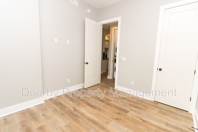 Building Photo - 905 W 39th St