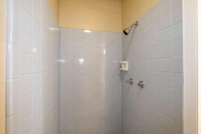 Building Photo - Spacious 3 Bed 2 Bath Condo in Tulsa!