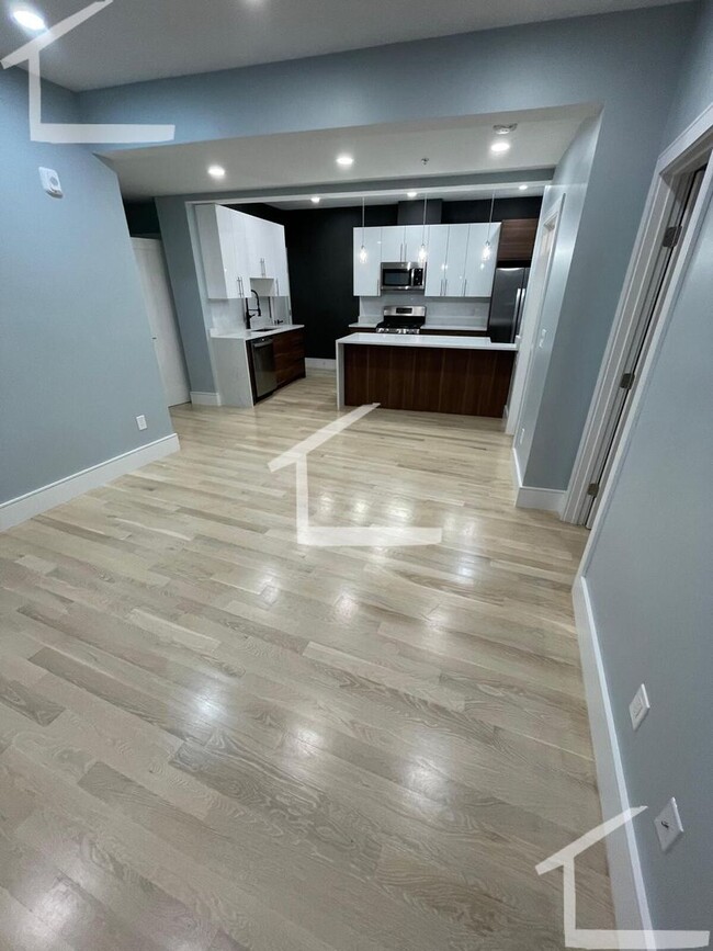 Building Photo - Huge 3 bed in Washington square
