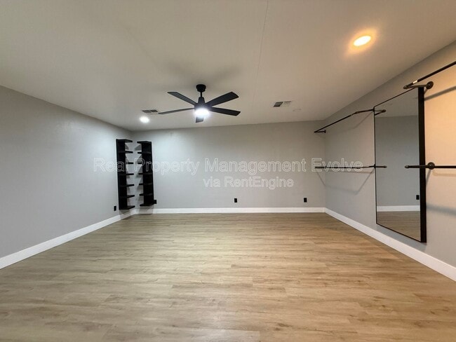 Building Photo - 429 E Greenway Dr