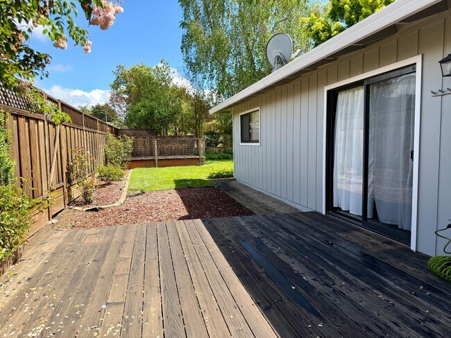 Building Photo - 213 Vía Lantana