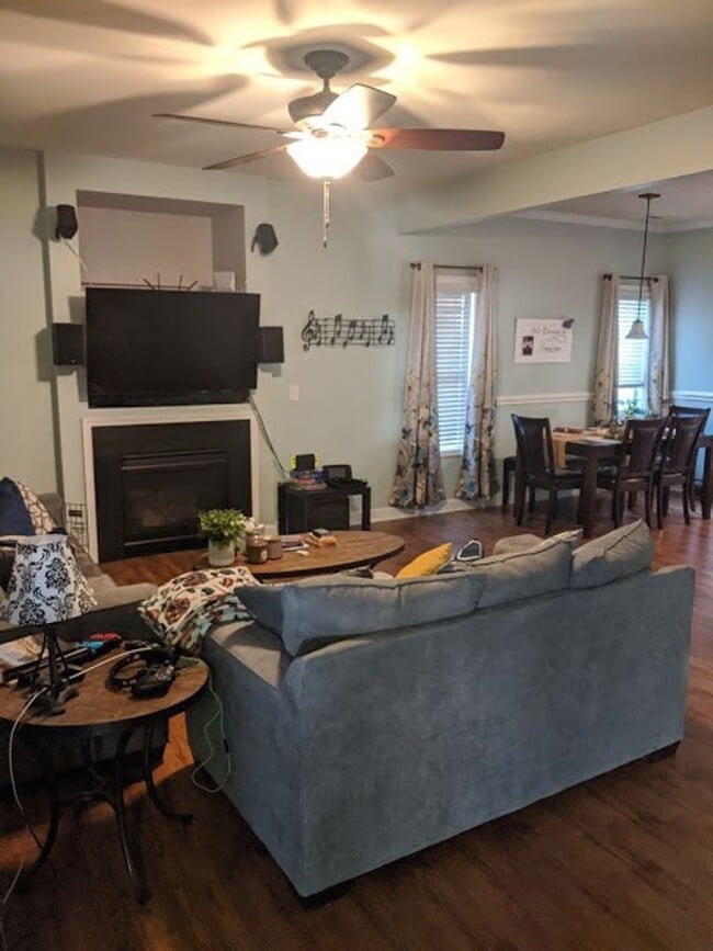 Building Photo - Huntersville with Fenced Yard