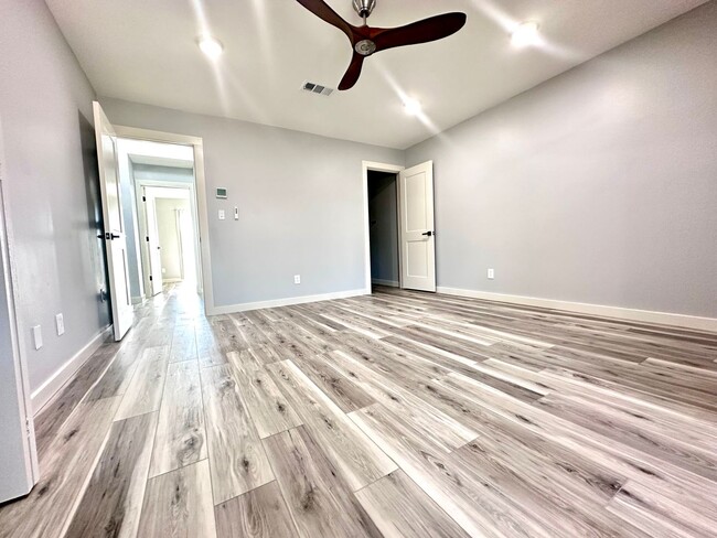 Building Photo - Beautifully Renovated 2B/2.5B Townhome wit...